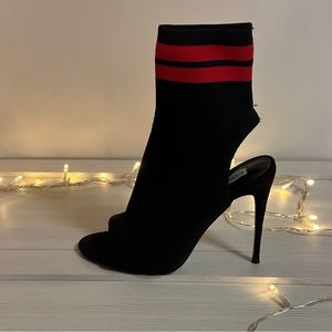 BRAND NEW ✨  STEVE MADDEN Stunning black & red sock heel.